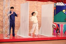 博多大吉（博多華丸・大吉）と浜辺美波。©︎カンテレ