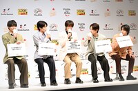 フリップトークで5つの回答をすべて列挙され焦る浮所飛貴（中央）。