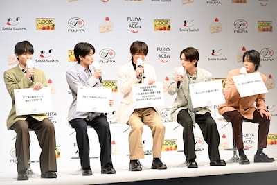 フリップトークで5つの回答をすべて列挙され焦る浮所飛貴（中央）。