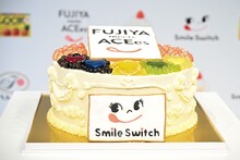 ACEesに贈られた直径48cmのケーキ。