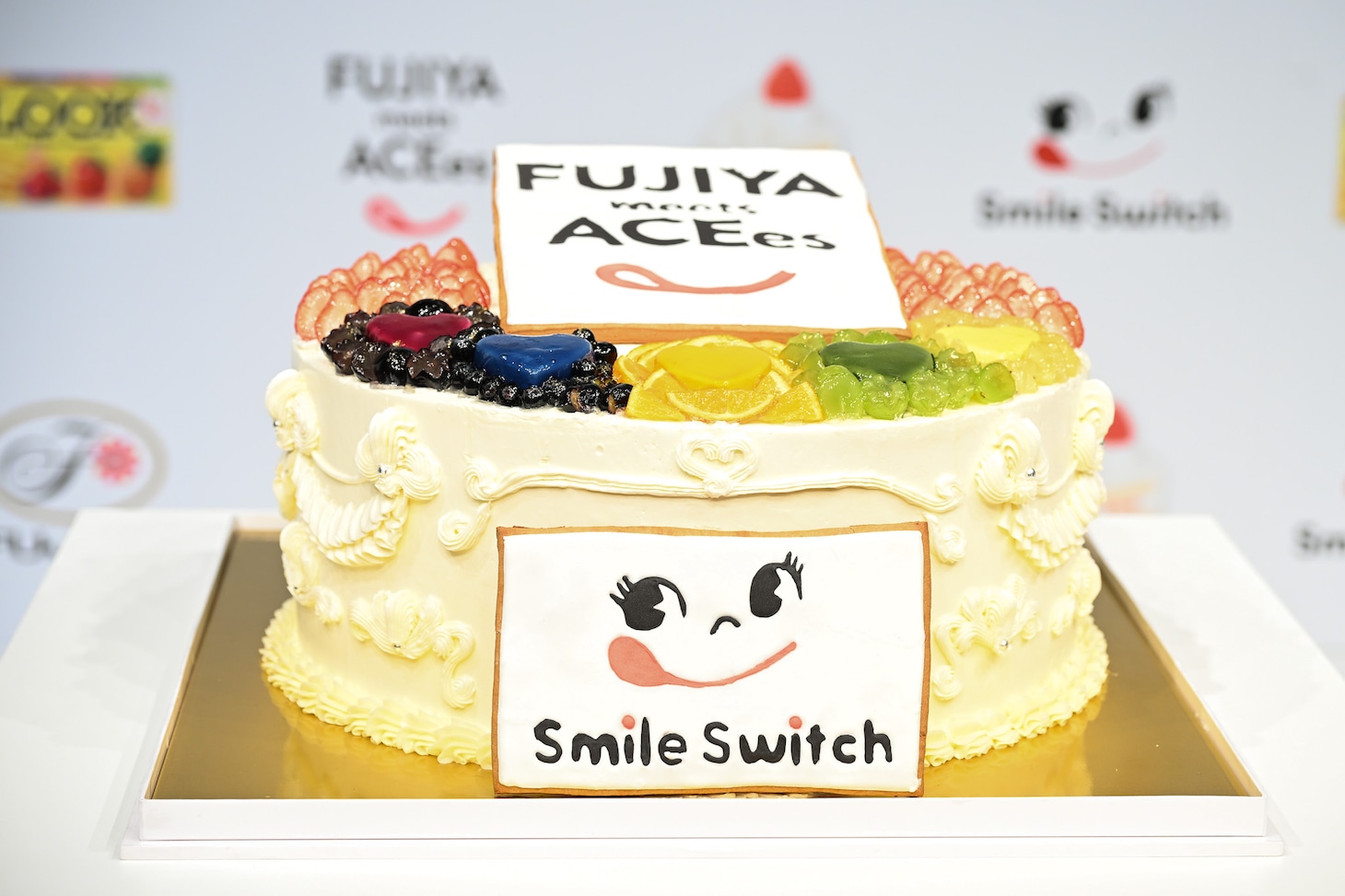 ACEesに贈られた直径48cmのケーキ。