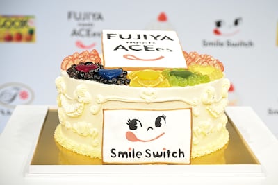 ACEesに贈られた直径48cmのケーキ。