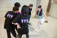 「お前らが血と肉を捧げるのは誰だ？」「真山りかー！」と特殊なかけ声で気合いを入れる真山りかとバンドメンバー。