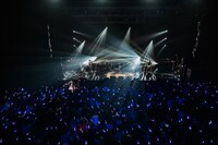 フロアを1周してステージに戻る真山りか。