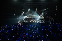 フロアを1周してステージに戻る真山りか。