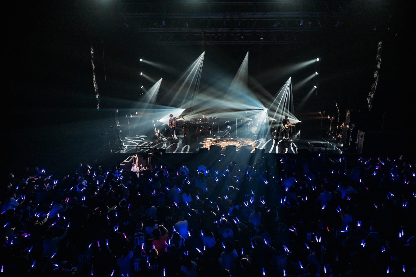 フロアを1周してステージに戻る真山りか。