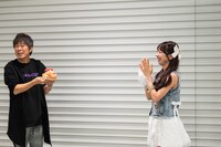 バンマス橋本しん（Sin）からバースデーケーキのサプライズを受け大喜びの真山りか。