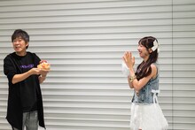 バンマス橋本しん（Sin）からバースデーケーキのサプライズを受け大喜びの真山りか。