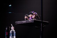 ステージ上で見守る真山りかのお友達。