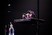 ステージ上で見守る真山りかのお友達。