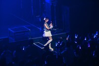 フロアに飛び出す真山りか。