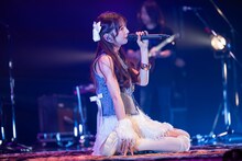 aiko「キスでおこして」を歌う真山りか。