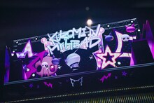 ファンに背を向けて涙ぐむKUROMI。©’26 SANRIO　著作（株）サンリオ