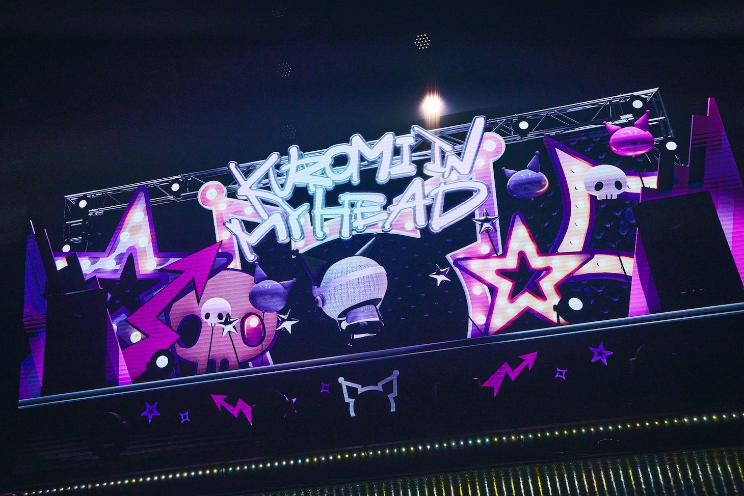 ファンに背を向けて涙ぐむKUROMI。©’26 SANRIO　著作（株）サンリオ