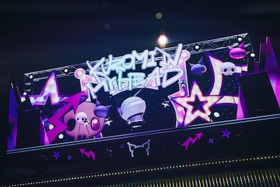 ファンに背を向けて涙ぐむKUROMI。©’26 SANRIO　著作（株）サンリオ