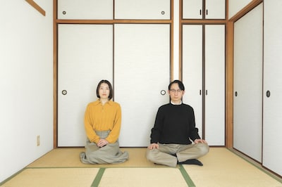 左右。右が花池洋輝（Vo, B, Dr）。