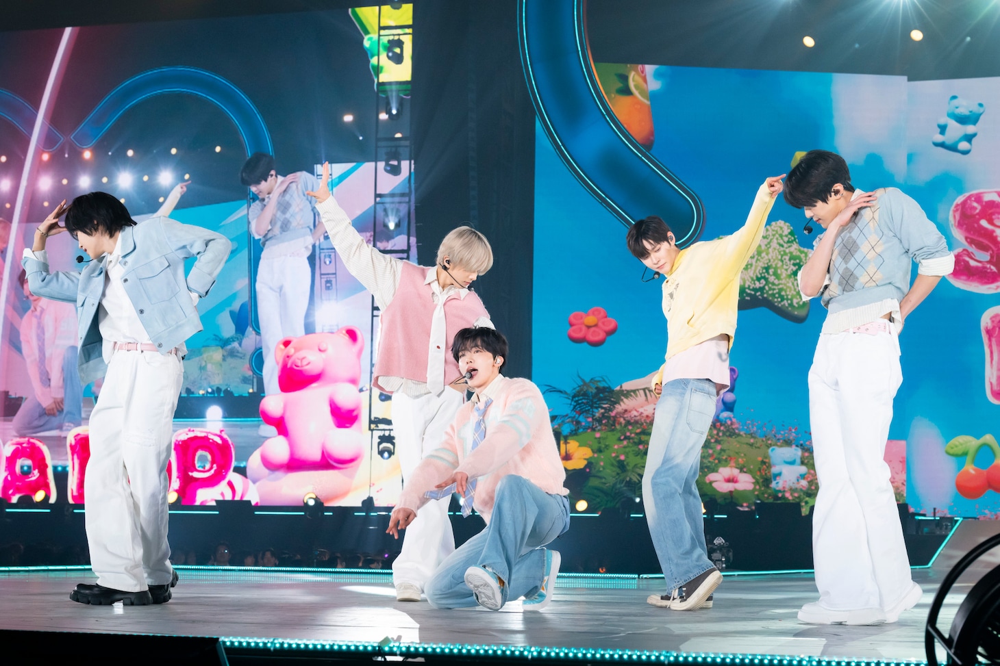 「Soda Pop」をカバーしたNCT DREAMのジェミン＆チソン、RIIZEのウォンビン＆ウンソク、NCT WISHのシオン。「SMTOWN LIVE 2025-26 in FUKUOKA」より。