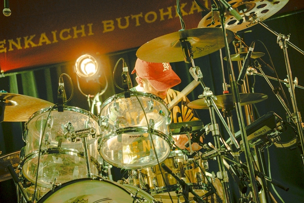 柳澤豊（Dr / MONO NO AWARE）（撮影：元）