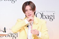 「オバジC25セラム ネオ」の香りを確かめる山田涼介。