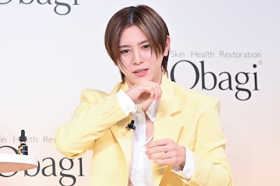 「オバジC25セラム ネオ」の香りを確かめる山田涼介。