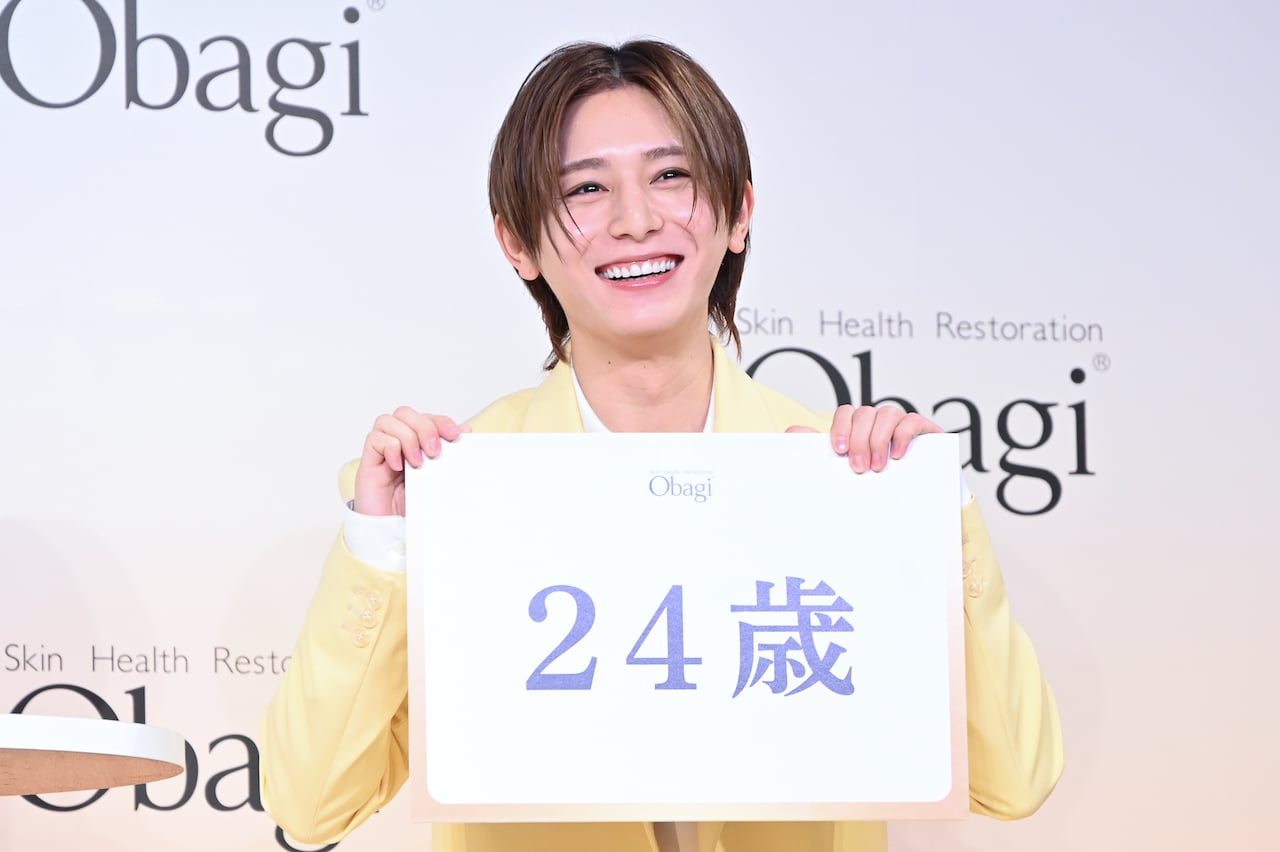 肌年齢が24歳だとわかり、大喜びする山田涼介（Hey! Say! JUMP）。