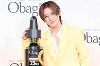 「オバジC25セラム ネオ」の特大ボトルと山田涼介。