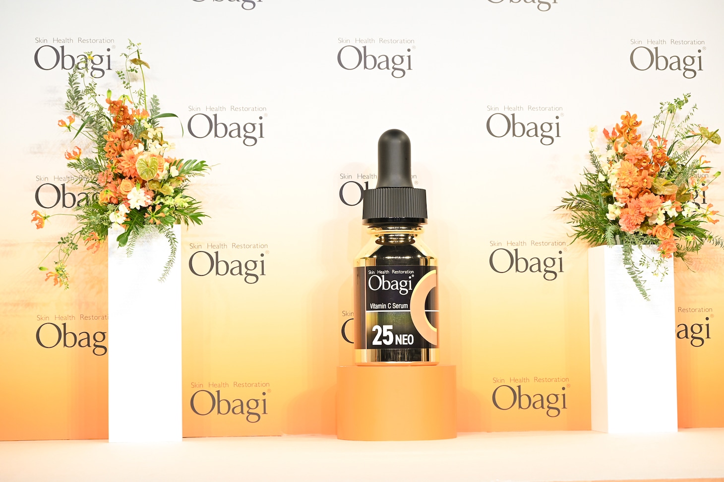 「オバジ 新商品・25th スペシャルメッセンジャー発表会」のステージ。