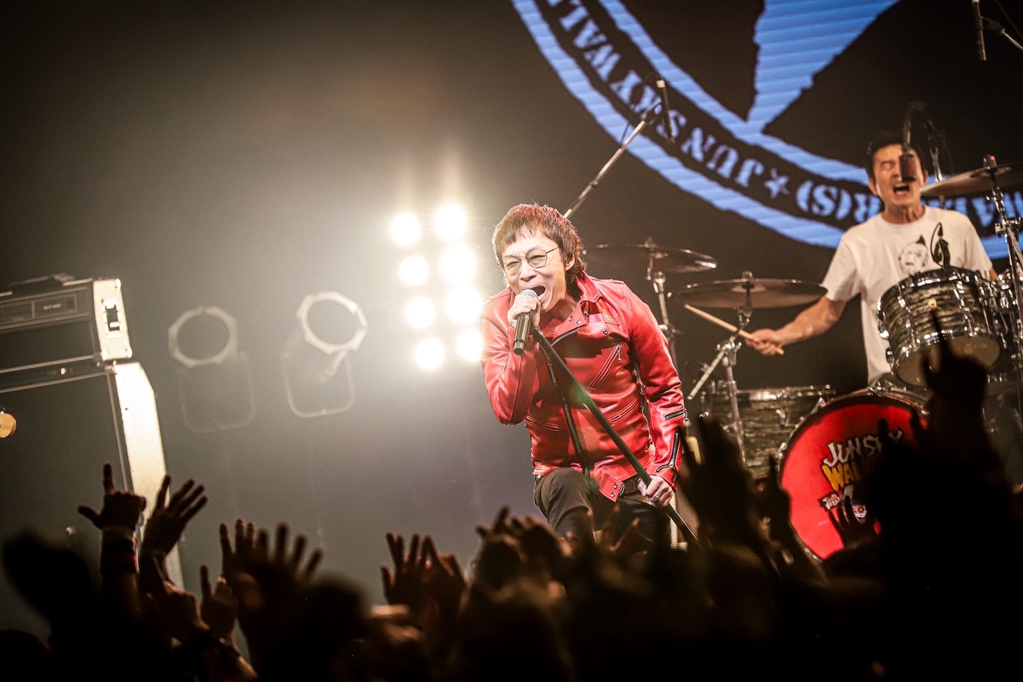 左から宮田和弥（Vo）、小林雅之（Dr / JUN SKY WALKER(S)）。（撮影：根本風太）