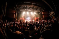 JUN SKY WALKER(S)のライブの様子。（撮影：根本風太）