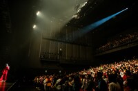 柏木ひなたライブ初体験の観客に話しかける柏木ひなた。