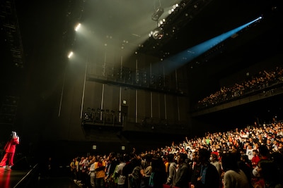 柏木ひなたライブ初体験の観客に話しかける柏木ひなた。
