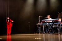 「ひなのことは、こんなにちっちゃいときから見ていた」という橋本しん（右）に「こーんなではなかった」と反論する柏木ひなた（右）。