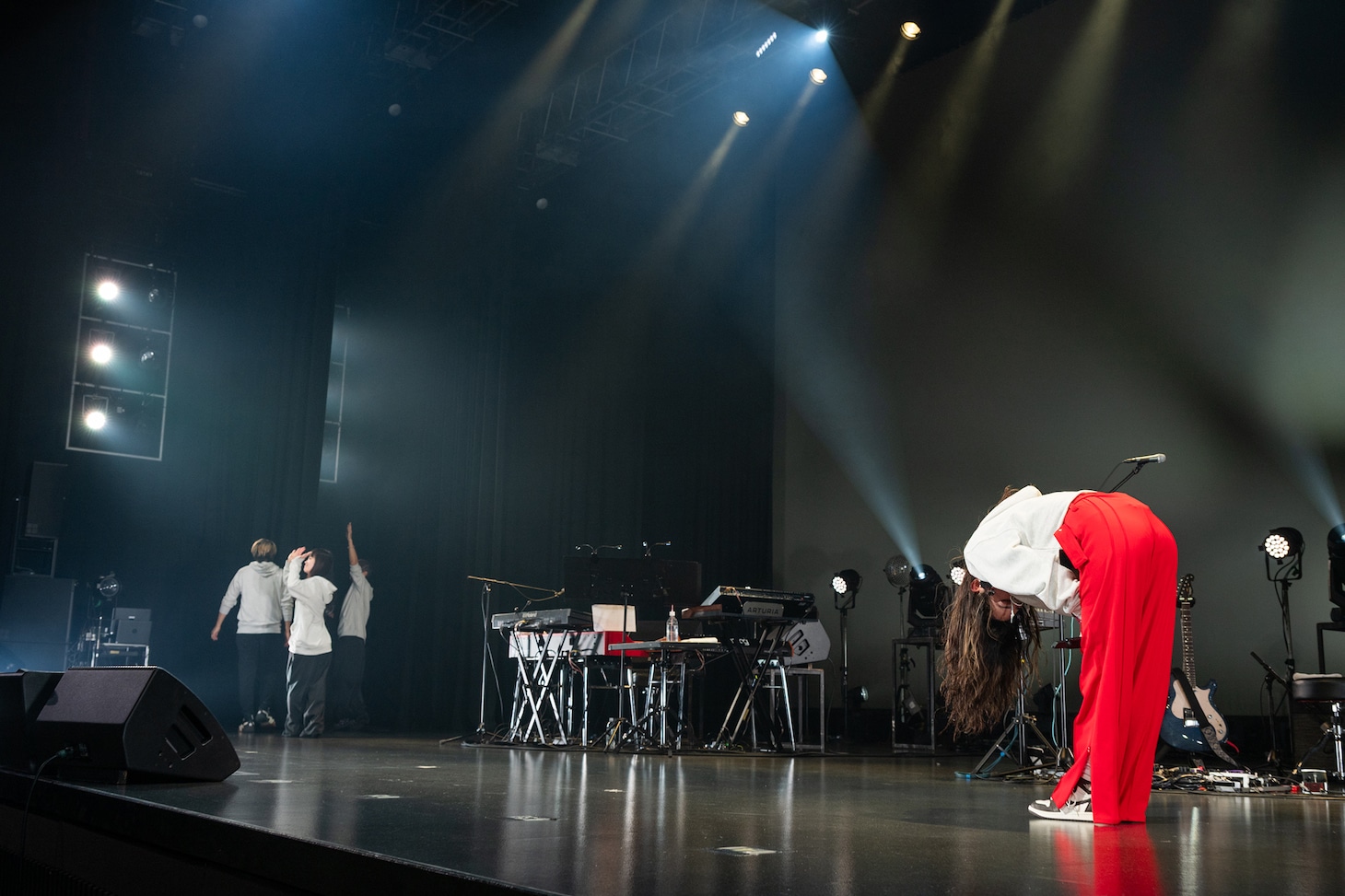 バンドメンバーに深々とお辞儀する柏木ひなた。