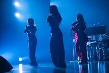 ダンサー2人を従えパフォーマンスする柏木ひなた。