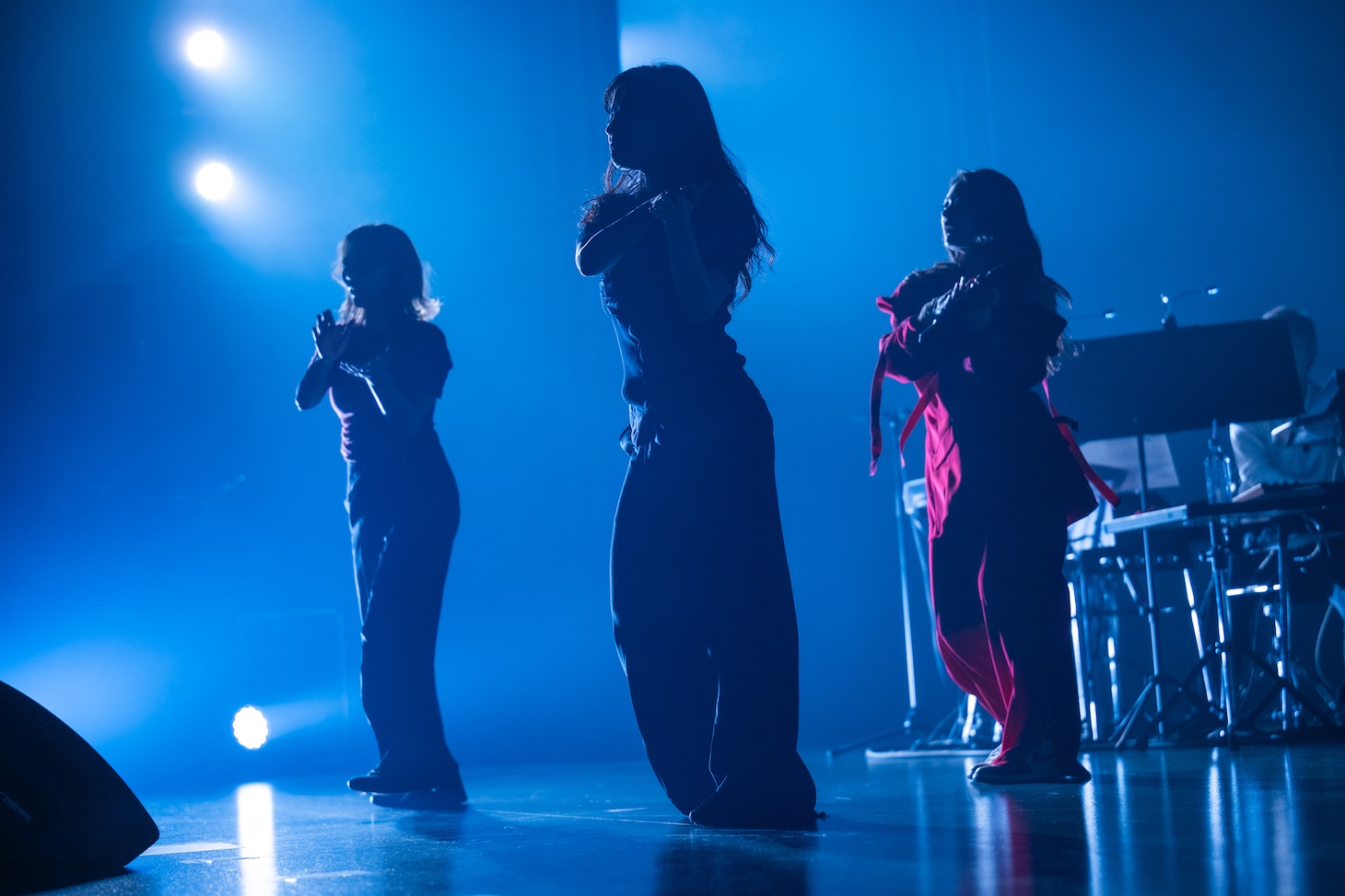 ダンサー2人を従えパフォーマンスする柏木ひなた。