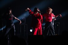 ダンサー2人を従えパフォーマンスする柏木ひなた。