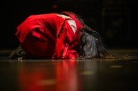 土下座する柏木ひなた。