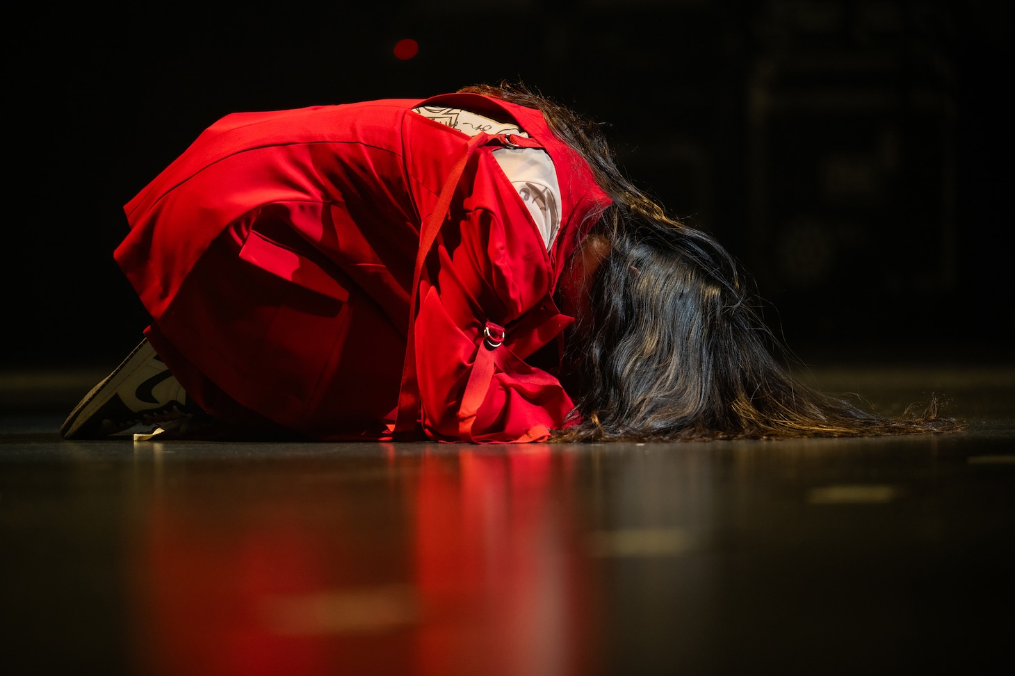 土下座する柏木ひなた。