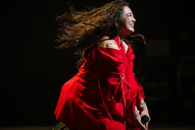 勢いよく土下座する柏木ひなた。