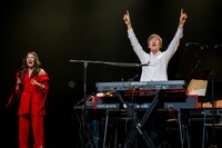 橋本しん（右）に「俺のライブに来てくれてありがとうー！」と言わせる柏木ひなた（左）。