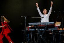 橋本しん（右）に「俺のライブに来てくれてありがとうー！」と言わせて立ち去る柏木ひなた（左）。