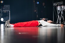 ステージに寝そべる柏木ひなた。