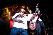 左から宮田JET（Vo）、akkin JET（G / ジェット機）。（撮影：根本風太）