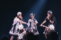 「生活」をパフォーマンスするfishbowl。（撮影：ヨシモリユウナ）