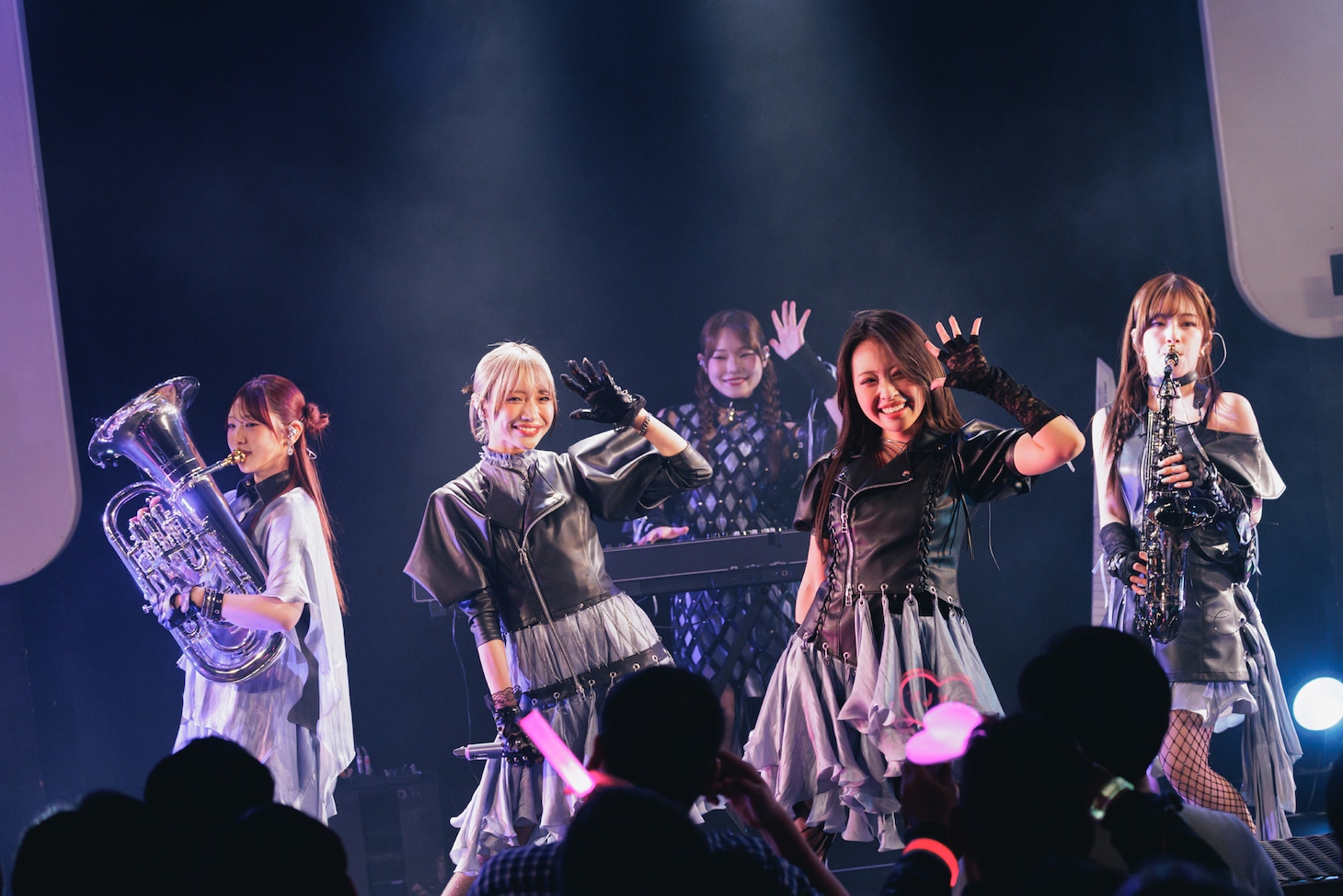 「鼓動PARADE」でポーズを決めるCiON。（撮影：ヨシモリユウナ）