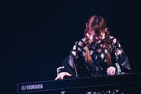 にこやかに鍵盤を叩く杏実（Pf / CiON）。（撮影：ヨシモリユウナ）