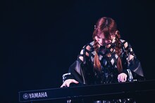 にこやかに鍵盤を叩く杏実（Pf / CiON）。（撮影：ヨシモリユウナ）