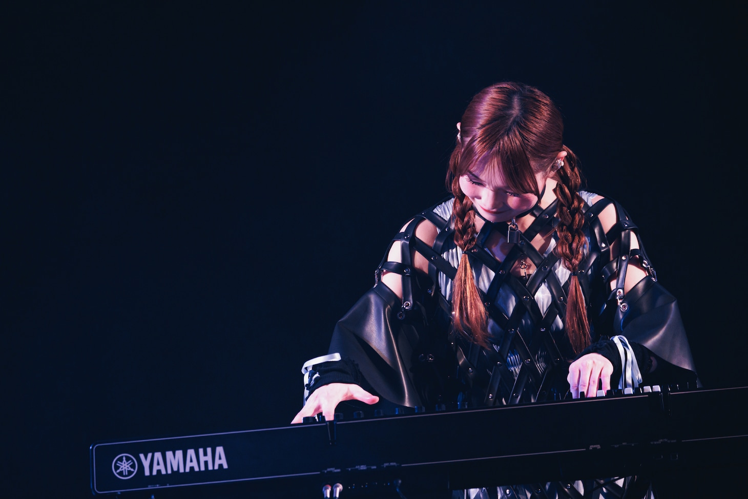 にこやかに鍵盤を叩く杏実（Pf / CiON）。（撮影：ヨシモリユウナ）