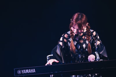 にこやかに鍵盤を叩く杏実（Pf / CiON）。（撮影：ヨシモリユウナ）