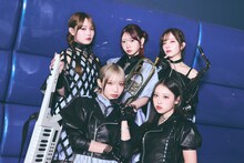 大人っぽく決めるCiON。（撮影：ヨシモリユウナ）